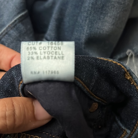 - J BRAND distressed misfit skinny jeans size 27
Mid rise - Picture 9 of 9